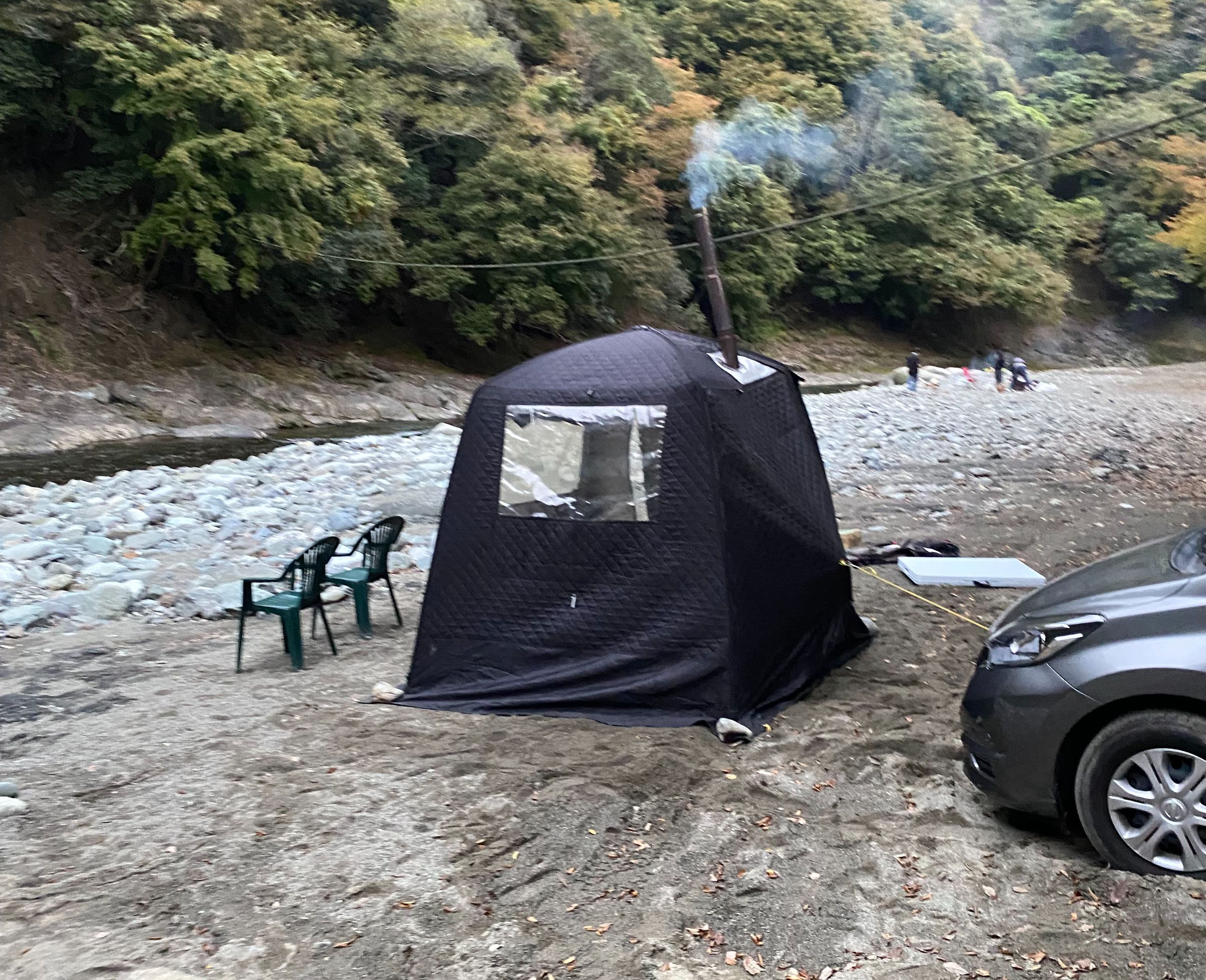 バカンス村でアウトドアサウナをしている様子